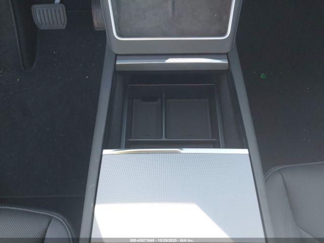 Tesla Model Y Long Range Dual Motor All-wheel Drive Image 10