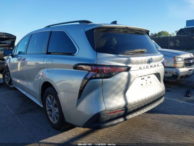 Toyota Sienna Xle Image 9