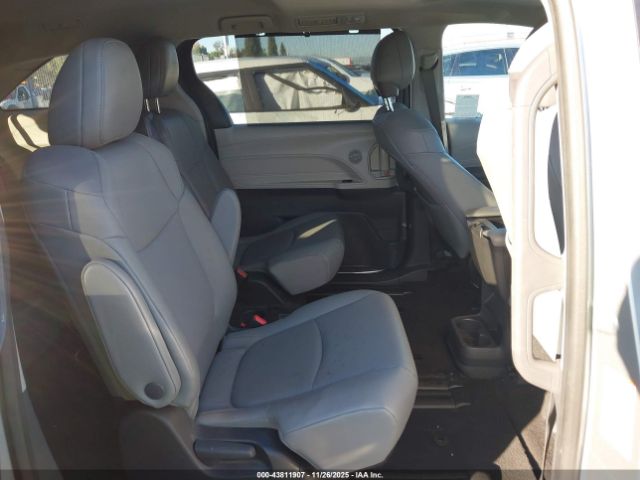 Toyota Sienna Xle Image 14