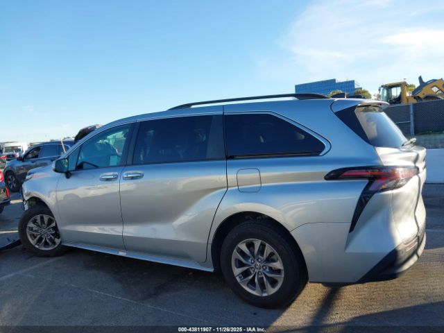 Toyota Sienna Xle Image 2