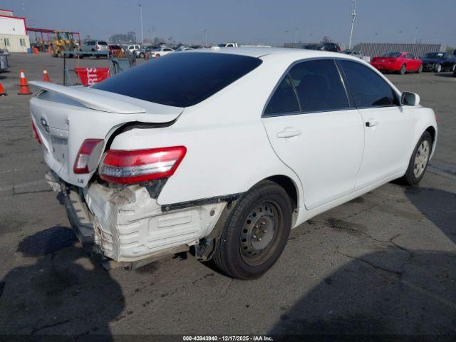 Toyota Camry Le Image 17