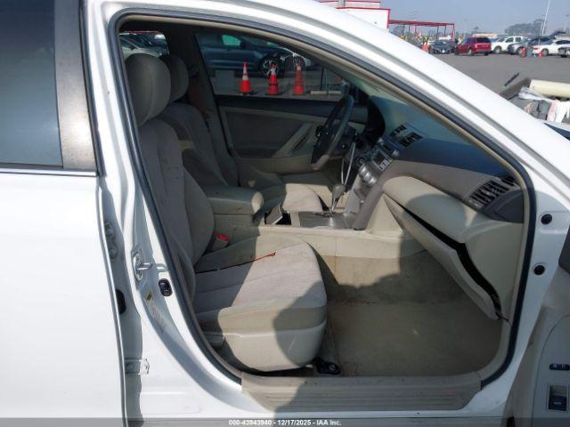 Toyota Camry Le Image 6