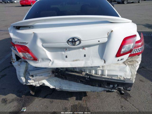 Toyota Camry Le Image 4