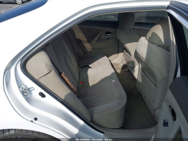 Toyota Camry Le Image 5