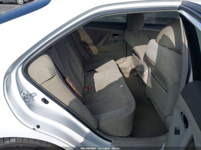 Toyota Camry Le Image 5