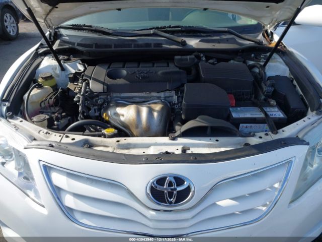 Toyota Camry Le Image 16