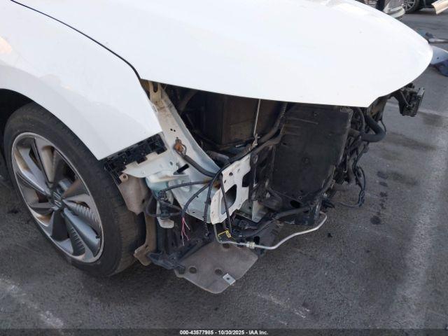 Honda Clarity Plug-In Hybrid Touring Image 2