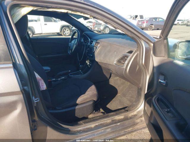 Chrysler 200 Touring Image 6