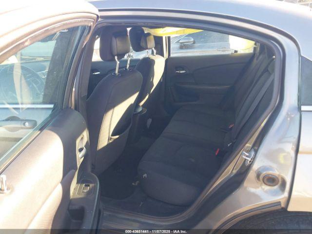 Chrysler 200 Touring Image 2