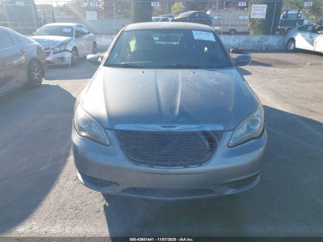 Chrysler 200 Touring Image 13