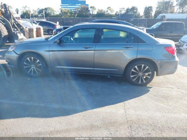 Chrysler 200 Touring Image 9