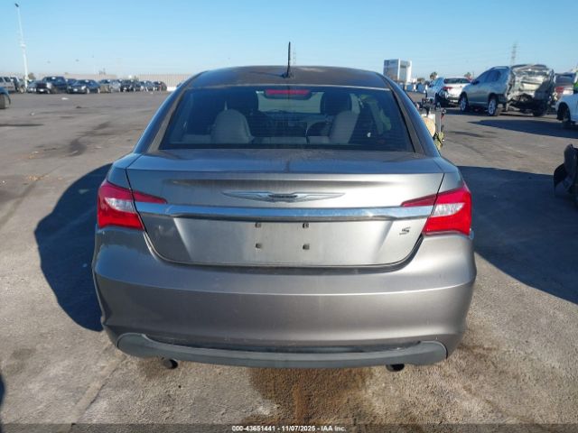 Chrysler 200 Touring Image 12
