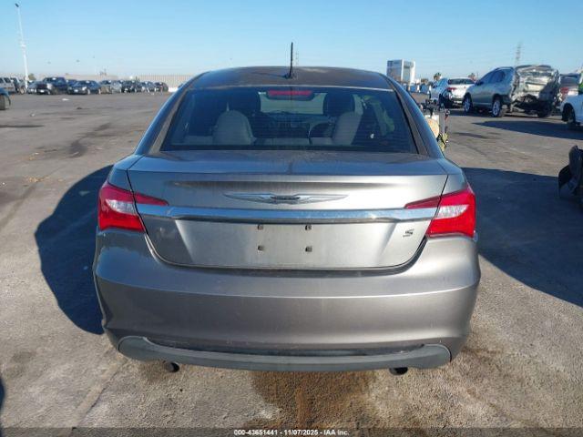 Chrysler 200 Touring Image 12