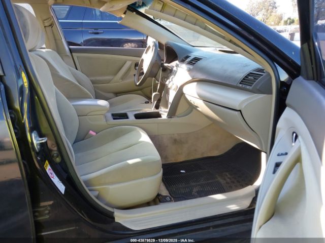 Toyota Camry Le Image 7