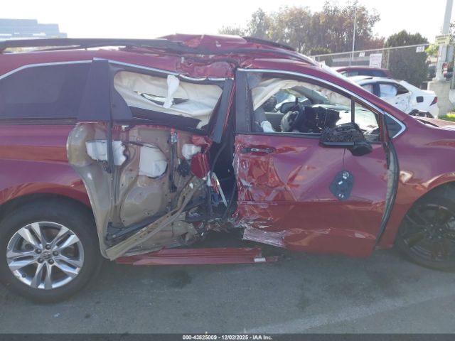 Toyota Sienna Xle Image 2