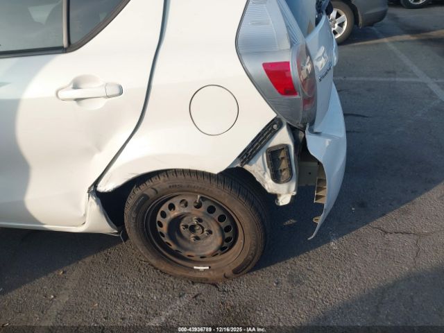 Toyota Prius c One Image 4