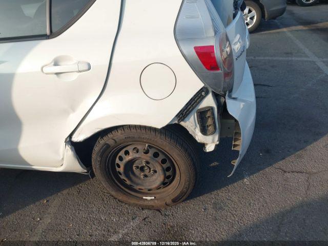 Toyota Prius c One Image 4