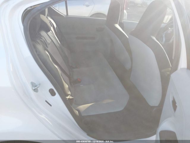 Toyota Prius c One Image 6