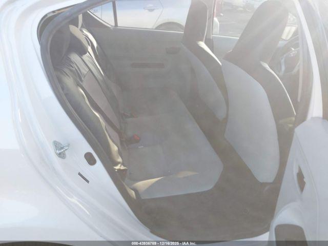 Toyota Prius c One Image 6