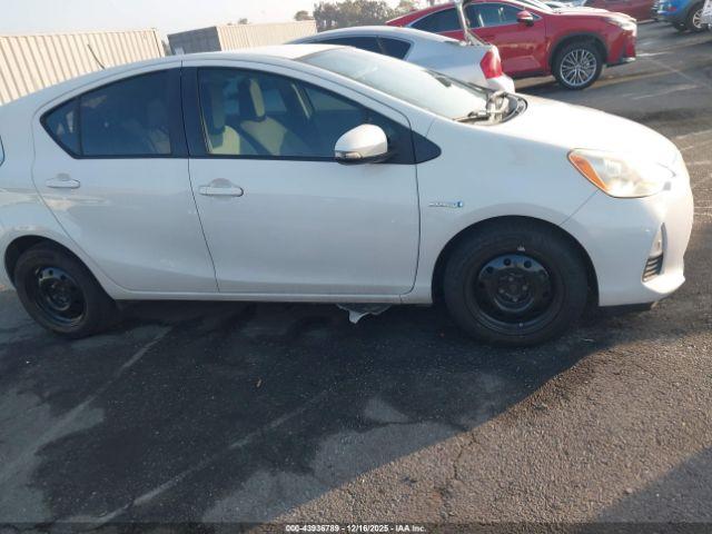 Toyota Prius c One Image 12