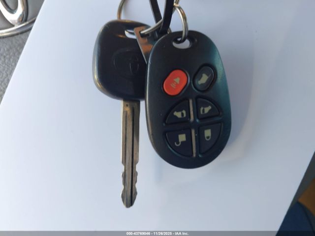 Toyota Sienna Xle Limited Image 2