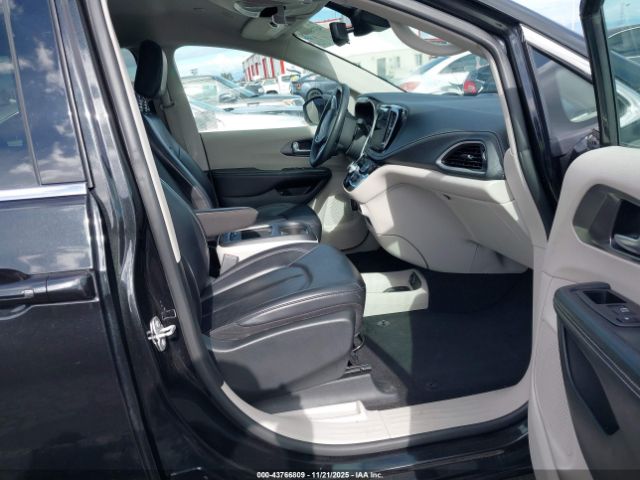 Chrysler Pacifica Touring L Image 8