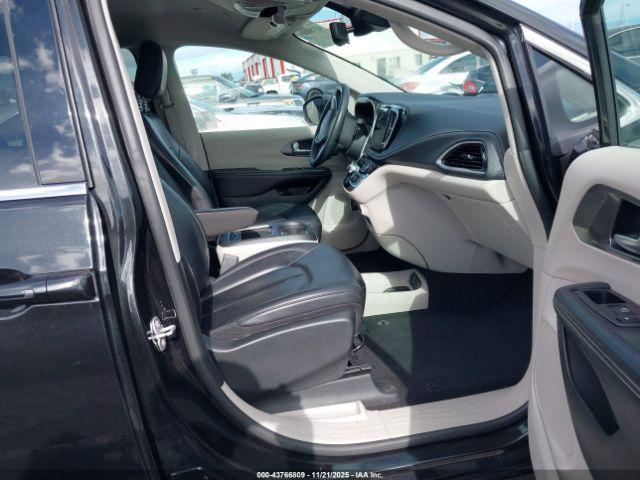 Chrysler Pacifica Touring L Image 8