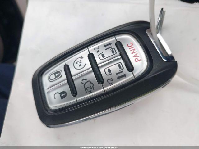 Chrysler Pacifica Touring L Image 16