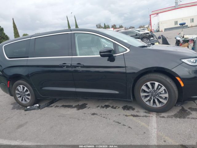 Chrysler Pacifica Touring L Image 5