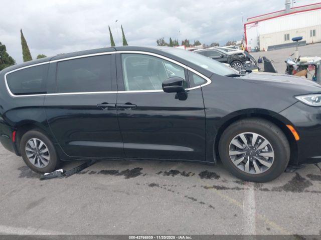 Chrysler Pacifica Touring L Image 5