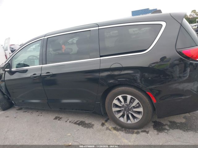 Chrysler Pacifica Touring L Image 17