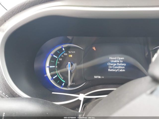 Chrysler Pacifica Touring L Image 2