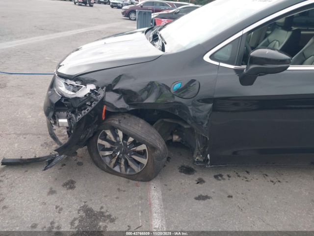 Chrysler Pacifica Touring L Image 3