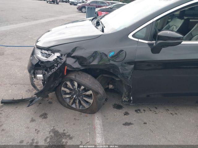 Chrysler Pacifica Touring L Image 3