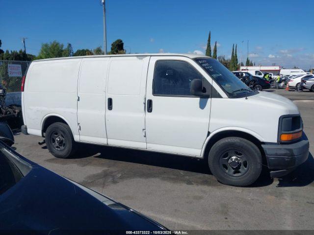Chevrolet Express Image 15