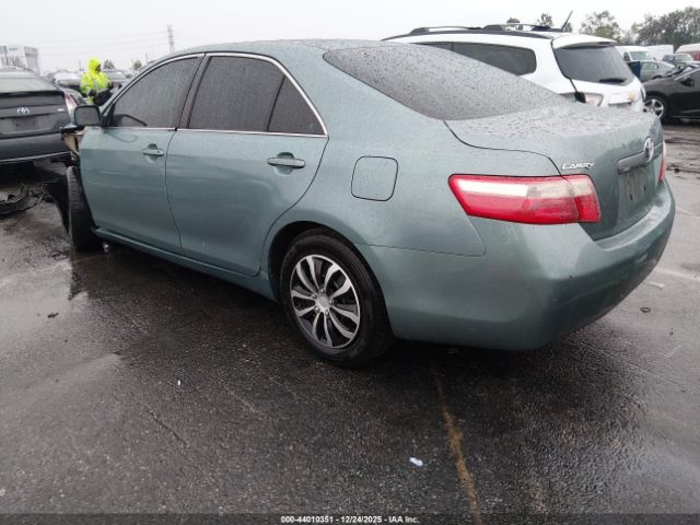 Toyota Camry Le Image 9