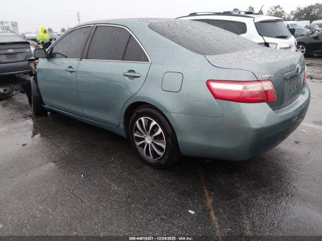 Toyota Camry Le Image 9
