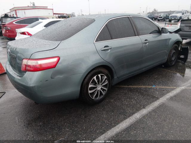 Toyota Camry Le Image 6