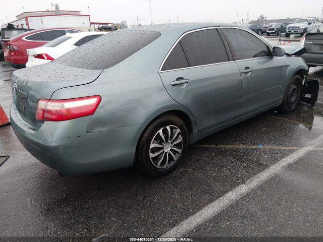 Toyota Camry Le Image 6