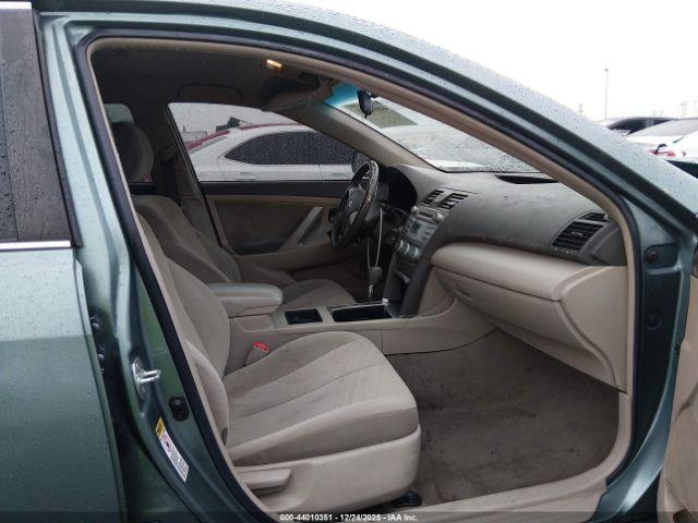 Toyota Camry Le Image 7