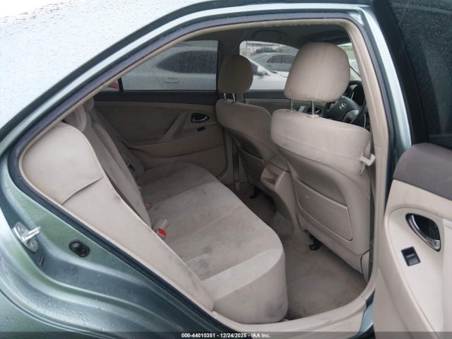 Toyota Camry Le Image 8