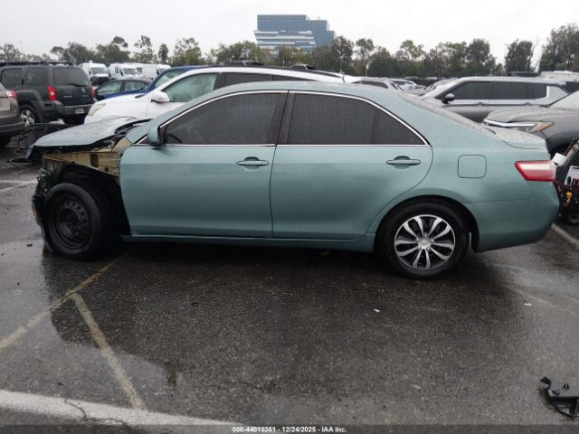 Toyota Camry Le Image 17