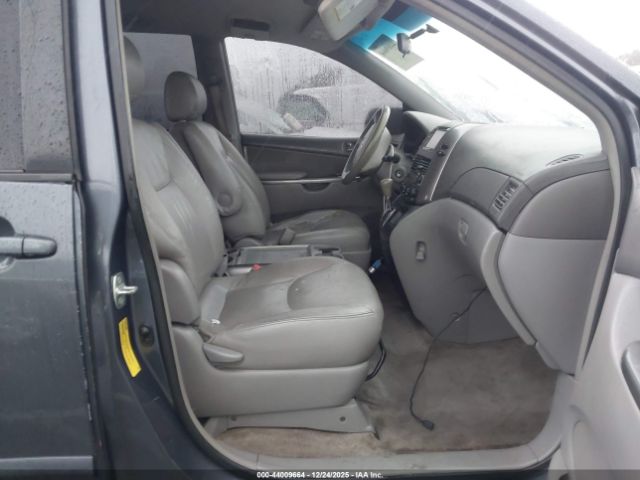 Toyota Sienna Le Image 9