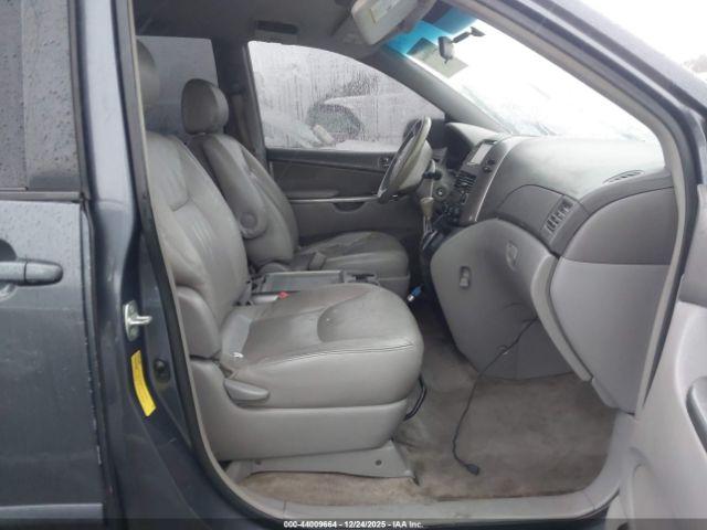 Toyota Sienna Le Image 9