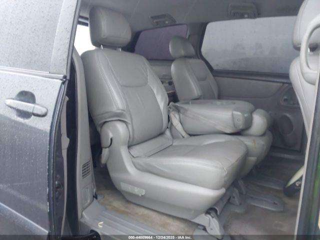 Toyota Sienna Le Image 8