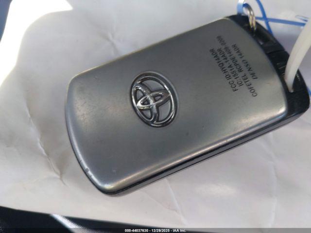 Toyota Sienna Xle 8 Passenger Image 2