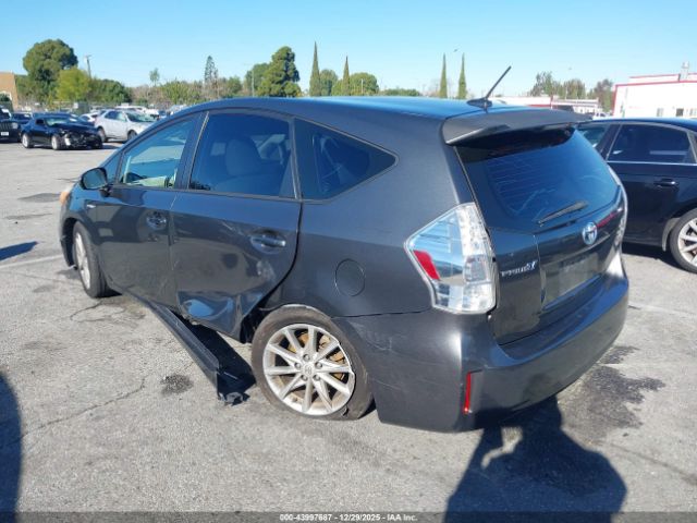 Toyota Prius v Five Image 2