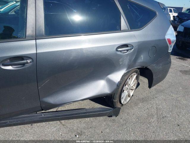 Toyota Prius v Five Image 8