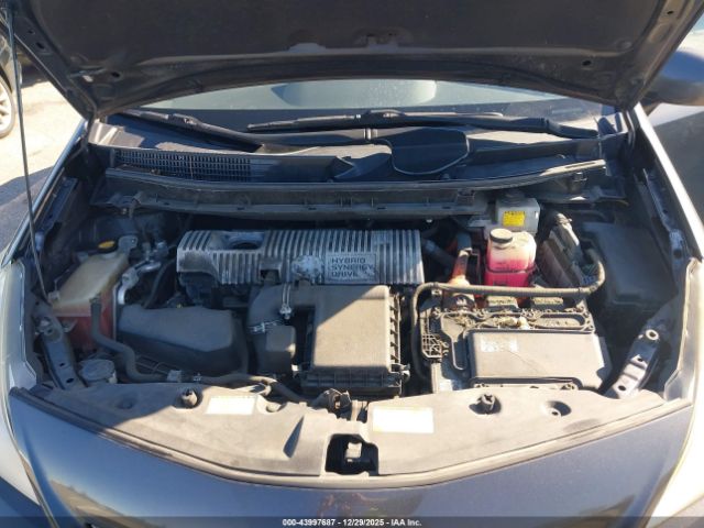 Toyota Prius v Five Image 5