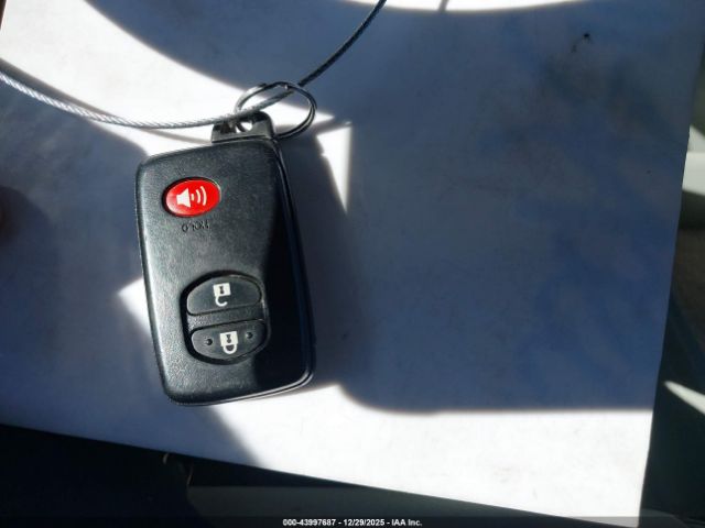 Toyota Prius v Five Image 12